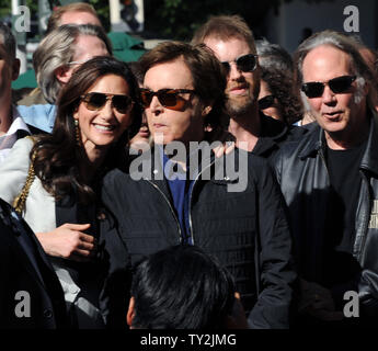 Ehemalige Beatle Paul McCartney (C) und seine Frau Nancy Shevell (L) hören Kommentare während einer enthüllungsfeier McCartney ehrt mit dem 2.460 th Stern auf dem Hollywood Walk of Fame in Los Angeles am 9. Februar 2012. Auf der Suche nach Rechts ist Musiker Neil Young. UPI/Jim Ruymen Stockfoto