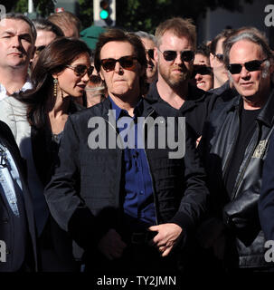 Ehemalige Beatle Paul McCartney (C) und seine Frau Nancy Shevell (L) hören Kommentare während einer enthüllungsfeier McCartney ehrt mit dem 2.460 th Stern auf dem Hollywood Walk of Fame in Los Angeles am 9. Februar 2012. Auf der Suche nach Rechts ist Musiker Neil Young. UPI/Jim Ruymen Stockfoto