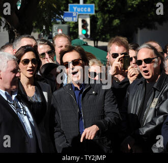 Ehemalige Beatle Paul McCartney (C) und seine Frau Nancy Shevell (L) hören Kommentare während einer enthüllungsfeier McCartney ehrt mit dem 2.460 th Stern auf dem Hollywood Walk of Fame in Los Angeles am 9. Februar 2012. Auf der Suche nach Rechts ist Musiker Neil Young. UPI/Jim Ruymen Stockfoto