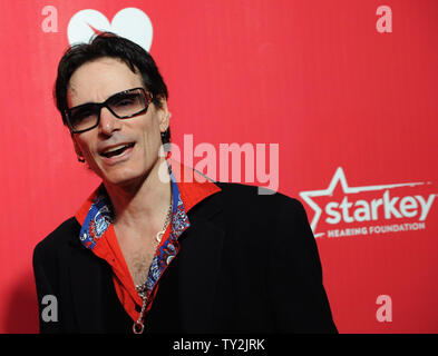 Musiker Steve Vai kommt für die MusiCares Person des Jahres Hommage an Paul McCartney im Los Angeles Convention Center in Los Angeles am 10. Februar 2012 gehalten. UPI/Jim Ruymen Stockfoto