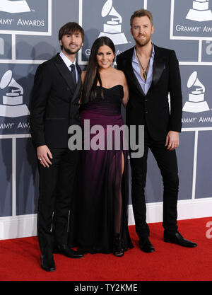 Sänger Dave Haywood, Hillary Scott und Charles Kelley von Lady Antebellum ankommen Auf der 54. jährlichen Grammy Awards im Staples Center in Los Angeles am 12 Februar, 2012. UPI/Jim Ruymen Stockfoto