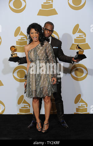 Kirk Franklin und Frau Tammy Franklin halten ihre Grammys für Best Gospel Album, Hallo Angst, auf der 54. jährlichen Grammy Awards im Staples Center in Los Angeles am 12 Februar, 2012. UPI Foto/Jayne Kamin-Oncea Stockfoto