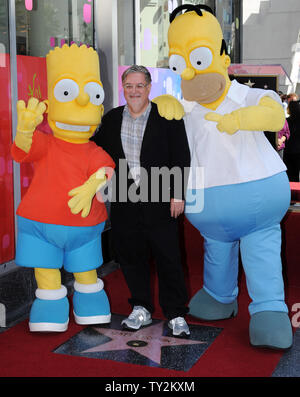 Matt Groening (C), der Schöpfer der am längsten laufenden Gescripteten Show im Fernsehen, wirft mit zwei Figuren aus der animierten Serie, Bart Simpson (L) und Homer Simpson (R), nachdem er mit dem 2.459 th Stern auf dem Hollywood Walk of Fame geehrt wurde während einer enthüllungsfeier in Los Angeles am 14. Februar 2012. UPI/Jim Ruymen Stockfoto