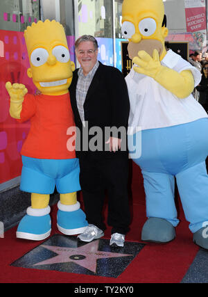 Matt Groening (C), der Schöpfer der am längsten laufenden Gescripteten Show im Fernsehen, wirft mit zwei Figuren aus der animierten Serie, Bart Simpson (L) und Homer Simpson (R), nachdem er mit dem 2.459 th Stern auf dem Hollywood Walk of Fame geehrt wurde während einer enthüllungsfeier in Los Angeles am 14. Februar 2012. UPI/Jim Ruymen Stockfoto