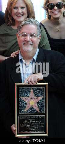 Matt Groening (C), der Schöpfer der am längsten laufenden Gescripteten Show im Fernsehen, hält eine Replik Plakette, nachdem er mit dem 2.459 th Stern auf dem Hollywood Walk of Fame geehrt wurde während einer enthüllungsfeier in Los Angeles am 14. Februar 2012. UPI/Jim Ruymen Stockfoto