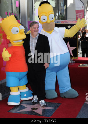 Matt Groening (C), der Schöpfer der am längsten laufenden Gescripteten Show im Fernsehen, wirft mit zwei Figuren aus der animierten Serie, Bart Simpson (L) und Homer Simpson (R), nachdem er mit dem 2.459 th Stern auf dem Hollywood Walk of Fame geehrt wurde während einer enthüllungsfeier in Los Angeles am 14. Februar 2012. UPI/Jim Ruymen Stockfoto