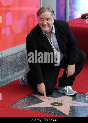 Matt Groening (C), der Schöpfer der am längsten laufenden Gescripteten Show im Fernsehen, zeigt auf seinen Stern, nachdem er mit dem 2.459 th Stern auf dem Hollywood Walk of Fame geehrt wurde während einer enthüllungsfeier in Los Angeles am 14. Februar 2012. UPI/Jim Ruymen Stockfoto