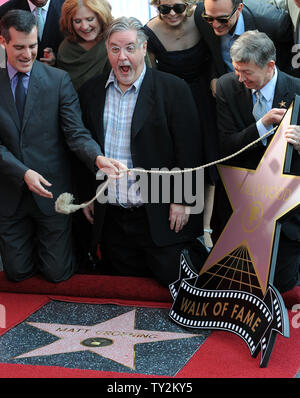 Matt Groening (C), der Schöpfer der am längsten laufenden Gescripteten Show im Fernsehen, reagiert, nachdem er mit den 2.459 th Stern auf dem Hollywood Walk of Fame geehrt wurde während einer enthüllungsfeier in Los Angeles am 14. Februar 2012. UPI/Jim Ruymen Stockfoto