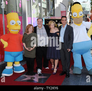 Matt Groening (2nd-R)), der Schöpfer der am längsten laufenden Gescripteten Show im Fernsehen, wirft mit Darsteller Nancy Cartwright, (gröning), Yeardley Smith und Hank Azaria (L-R), nachdem er mit dem 2.459 th Stern auf dem Hollywood Walk of Fame geehrt wurde während einer enthüllungsfeier in Los Angeles am 14. Februar 2012. UPI/Jim Ruymen Stockfoto