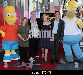 Matt Groening (2nd-R)), der Schöpfer der am längsten laufenden Gescripteten Show im Fernsehen, wirft mit Darsteller Nancy Cartwright, (gröning), Yeardley Smith und Hank Azaria (L-R), nachdem er mit dem 2.459 th Stern auf dem Hollywood Walk of Fame geehrt wurde während einer enthüllungsfeier in Los Angeles am 14. Februar 2012. UPI/Jim Ruymen Stockfoto