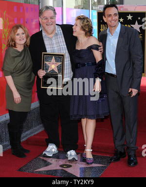 Matt Groening (2nd-R)), der Schöpfer der am längsten laufenden Gescripteten Show im Fernsehen, wirft mit Darsteller Nancy Cartwright, (gröning), Yeardley Smith und Hank Azaria (L-R), nachdem er mit dem 2.459 th Stern auf dem Hollywood Walk of Fame geehrt wurde während einer enthüllungsfeier in Los Angeles am 14. Februar 2012. UPI/Jim Ruymen Stockfoto