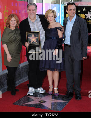 Matt Groening (2nd-R), der Schöpfer der Simpsons, der am längsten laufenden Gescripteten Show im Fernsehen, wirft mit Darsteller Nancy Cartwright, (gröning), Yeardley Smith und Hank Azaria (L-R), nachdem er mit dem 2.459 th Stern auf dem Hollywood Walk of Fame geehrt wurde während einer enthüllungsfeier in Los Angeles am 14. Februar 2012. UPI/Jim Ruymen Stockfoto