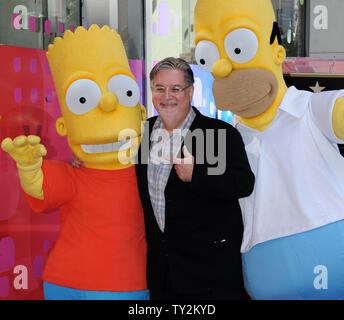 Matt Groening (C), der Schöpfer der am längsten laufenden Gescripteten Show im Fernsehen, wirft mit zwei Figuren aus der animierten Serie, Bart Simpson (L) und Homer Simpson (R), nachdem er mit dem 2.459 th Stern auf dem Hollywood Walk of Fame geehrt wurde während einer enthüllungsfeier in Los Angeles am 14. Februar 2012. Die 500. Episode von "Die Simpsons" wird in den USA am 19. Februar. UPI/Jim Ruymen Stockfoto