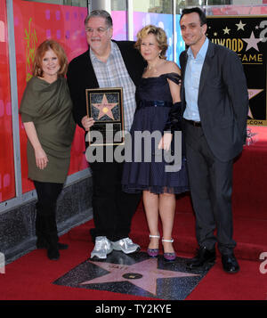 Matt Groening (2nd-R), der Schöpfer der Simpsons, der am längsten laufenden Gescripteten Show im Fernsehen, wirft mit Darsteller Nancy Cartwright, (gröning), Yeardley Smith und Hank Azaria (L-R), nachdem er mit dem 2.459 th Stern auf dem Hollywood Walk of Fame geehrt wurde während einer enthüllungsfeier in Los Angeles am 14. Februar 2012. UPI/Jim Ruymen Stockfoto