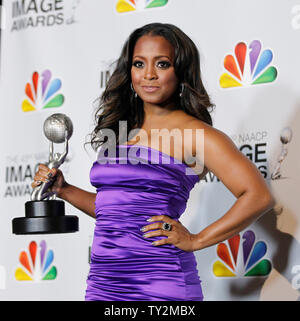 Schauspielerin Keshia Knight Pulliam hält den Preis für die Beste Nebendarstellerin in einer Comedy Serie für "Tyler Perry's House of Payne' in der Presse am 43. NAACP Image Awards im Shrine Auditorium in Los Angeles am 17. Februar 2012. UPI/Danny Moloshok Stockfoto