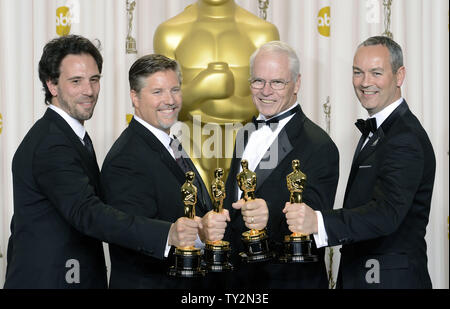 Bill Westenhofer, Guillaume Rochreon, Erik-Jan De Boer und Donald R. Elliott hält ihre Oscars für Achievement in Visual Effects für 'Leben der Pi' backstage bei den 85. Academy Awards in Hollywood und Highland Center im Hollywood Abschnitt von Los Angeles, am 24. Februar, 2013. UPI/Phil McCarten Stockfoto