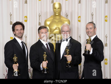 Bill Westenhofer, Guillaume Rochreon, Erik-Jan De Boer und Donald R. Elliott hält ihre Oscars für Achievement in Visual Effects für "Leben von Pie' backstage bei den 85. Academy Awards in Hollywood und Highlands Zentrum im Hollywood Abschnitt von Los Angeles, am 24. Februar, 2013. UPI/Phil McCarten Stockfoto