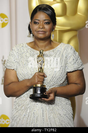 Octavia Spencer hält ihren Oscar für beste Leistung durch eine Schauspielerin in einer Nebenrolle für "Hilfe" backstage bei der 84Th Academy Awards in Hollywood" in Los Angeles am 26. Februar 2012. UPI/Phil McCarten Stockfoto