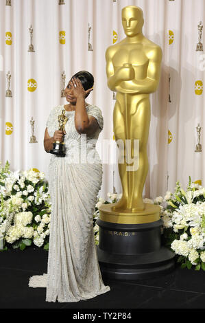 Octavia Spencer hält ihren Oscar für beste Leistung durch eine Schauspielerin in einer Nebenrolle für "Hilfe" backstage bei der 84Th Academy Awards in Hollywood" in Los Angeles am 26. Februar 2012. UPI/Phil McCarten Stockfoto