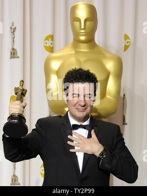 Ludovic Bource hält seinen Oscar für Achievement in Music (Original Score) für den Künstler "backstage bei der 84Th Academy Awards in Hollywood" in Los Angeles am 26. Februar 2012. UPI/Phil McCarten Stockfoto