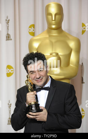 Ludovic Bource hält seinen Oscar für Achievement in Music (Original Score) für den Künstler "backstage bei der 84Th Academy Awards in Hollywood" in Los Angeles am 26. Februar 2012. UPI/Phil McCarten Stockfoto