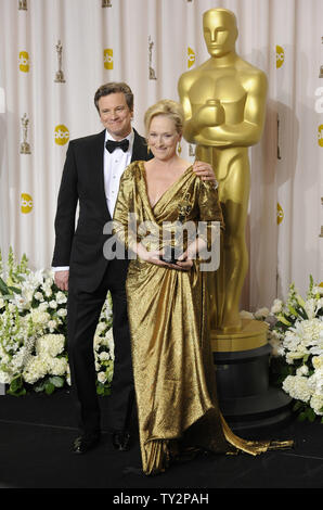 Meryl Streep wirft mit Colin Firth, nachdem er einen Oscar als beste Schauspielerin für ihre Rolle in 'Eiserne Lady' backstage bei der 84Th Academy Awards in Hollywood" in Los Angeles am 26. Februar 2012. UPI/Phil McCarten Stockfoto