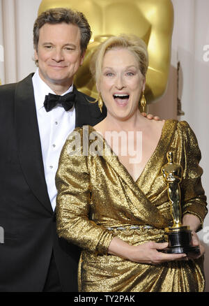 Meryl Streep wirft mit Colin Firth, nachdem er einen Oscar als beste Schauspielerin für ihre Rolle in 'Eiserne Lady' backstage bei der 84Th Academy Awards in Hollywood" in Los Angeles am 26. Februar 2012. UPI/Phil McCarten Stockfoto