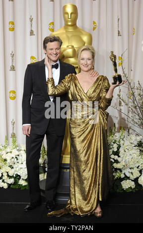 Meryl Streep wirft mit Colin Firth, nachdem er einen Oscar als beste Schauspielerin für ihre Rolle in 'Eiserne Lady' backstage bei der 84Th Academy Awards in Hollywood" in Los Angeles am 26. Februar 2012. UPI/Phil McCarten Stockfoto