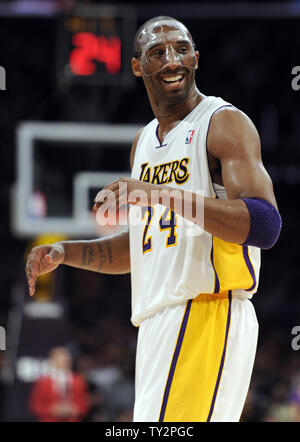 Los Angeles Lakers shooting guard Kobe Bryant (24) Lächeln in die zweite Hälfte ihres NBA Basketball Spiel gegen die Boston Celtics in Los Angeles am 11. März 2012. Die Lakers gewonnen 97-94. UPI/Lori Shepler Stockfoto