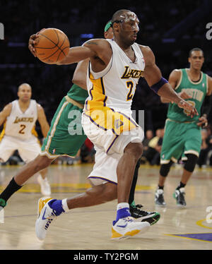 Los Angeles Lakers shooting guard Kobe Bryant (24) Laufwerke an den Korb gegen die Boston Celtics in der ersten Hälfte des NBA Basketball Spiel in Los Angeles am 11. März 2012. UPI/Lori Shepler Stockfoto