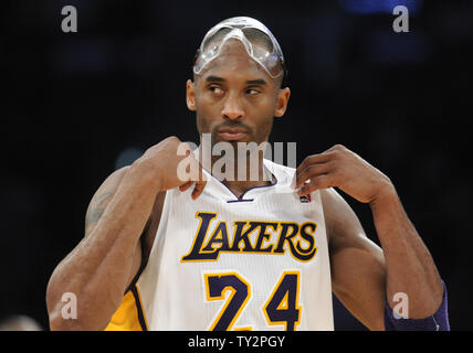 Los Angeles Lakers shooting guard Kobe Bryant (24) in der zweiten Hälfte ihres NBA Basketball Spiel gegen die Boston Celtics in Los Angeles am 11. März 2012. Die Lakers gewonnen 97-94. UPI/Lori Shepler Stockfoto