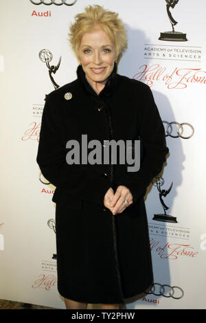 Schauspielerin Holland Taylor kommt für die Akademie für Fernsehen Kunst und Wissenschaften 21. jährlichen Hall of Fame Zeremonie im Beverly Hills Hotel in Beverly Hills, Kalifornien am 1. März 2012. UPI/Jonathan Alcorn Stockfoto