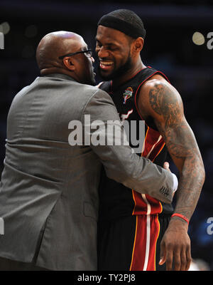 Los Angeles Lakers Trainer Mike Brown und Miami Heat Small Forward LeBron James (6) Hug vor ihrer NBA Basketball Spiel in Los Angeles am 4. März 2012. UPI/Lori Shepler Stockfoto