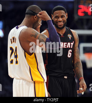 Los Angeles Lakers shooting guard Kobe Bryant (24) und Miami Heat Small Forward LeBron James (6) in der ersten Hälfte des NBA Basketball Spiel in Los Angeles am 4. März 2012. UPI/Lori Shepler Stockfoto