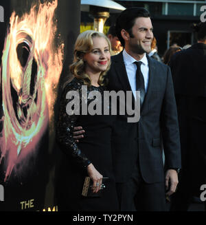 Actror Wes Bentley, der Mitglied in der motion picture sci-fi-Thriller "Der Hunger Games", sorgt sich die Premiere des Films mit seiner Frau Jacqui bei Nokia Theater in Los Angeles am 12. März 2012. UPI/Jim Ruymen Stockfoto