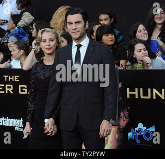 Actror Wes Bentley, der Mitglied in der motion picture sci-fi-Thriller "Der Hunger Games", sorgt sich die Premiere des Films mit seiner Frau Jacqui bei Nokia Theater in Los Angeles am 12. März 2012. UPI/Jim Ruymen Stockfoto