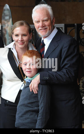 Malcolm McDowell wirft mit seiner Frau Kelley und ihr Sohn Beckett, nachdem er mit den 2465 th Stern auf dem Hollywood Walk of Fame geehrt, während einer enthüllungsfeier in Los Angeles am 16. März 2012. McDowell improvisiert, was hat jetzt der klassische Tanz Szene geworden Singende im Regen" in der Oscar-prämierte Film "A Clockwork Orange". UPI/Jim Ruymen Stockfoto