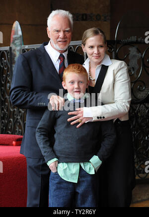 Schauspieler Malcolm McDowell wirft mit seiner Frau Kelley und ihr Sohn Beckett, nachdem er mit den 2465 th Stern auf dem Hollywood Walk of Fame geehrt, während einer enthüllungsfeier in Los Angeles am 16. März 2012. McDowell improvisiert, was hat jetzt der klassische Tanz Szene geworden Singende im Regen" in der Oscar-prämierte Film "A Clockwork Orange". UPI/Jim Ruymen Stockfoto