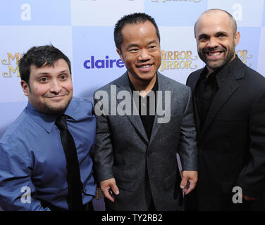 Schauspieler Joey Gnoffo, Ronald Lee Clark und Sebastian Saraceno (L-R), cast-Mitglieder in der motion picture Komödie fantasy 'Mirror Mirror', besucht die Premiere des Films am Grauman's Chinese Theater in Hollywood" in Los Angeles am 17. März 2012. UPI/Jim Ruymen Stockfoto