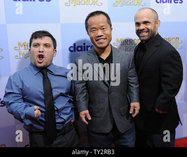 Schauspieler Joey Gnoffo, Ronald Lee Clark und Sebastian Saraceno (L-R), cast-Mitglieder in der motion picture Komödie fantasy 'Mirror Mirror', besucht die Premiere des Films am Grauman's Chinese Theater in Hollywood" in Los Angeles am 17. März 2012. UPI/Jim Ruymen Stockfoto