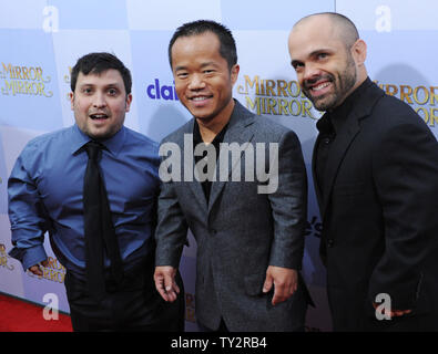 Schauspieler Joey Gnoffo, Ronald Lee Clark und Sebastian Saraceno (L-R), cast-Mitglieder in der motion picture Komödie fantasy 'Mirror Mirror', besucht die Premiere des Films am Grauman's Chinese Theater in Hollywood" in Los Angeles am 17. März 2012. UPI/Jim Ruymen Stockfoto