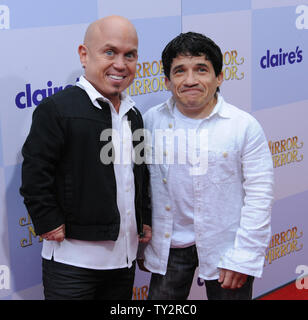 Schauspieler Martin Klebba (L) und Mark Povinelli, Darsteller in der motion picture Komödie fantasy 'Mirror Mirror', an der Premiere des Films mit Frau Michelle am Grauman's Chinese Theater in Hollywood" in Los Angeles am 17. März 2012. Am Recht ist Regisseur Tarsem Singh. UPI/Jim Ruymen Stockfoto