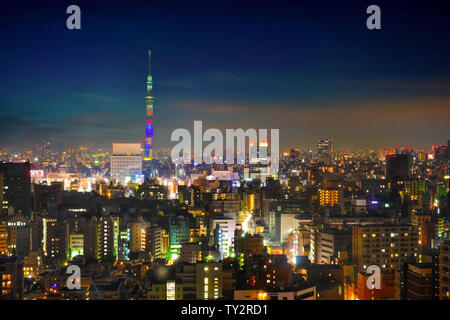 Tokyo, Japan - 28. April 2018: Malerische Aussicht auf die Stadt von Tokyo, der Hauptstadt von Japan bei Nacht Stockfoto