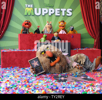 Muppets Animal, Pepe, Miss Piggy, Fozzie, Gonzo, (L-R, hinten) und Kermit, Walter und Sweetums besuchen Die unnachahmlichen Muppets Enthüllungsfeier ehrt die Muppets mit der 2,466 th Stern auf dem Hollywood des Ruhmes in Los Angeles am 20. März 2012 laufen. UPI/Jim Ruymen Stockfoto