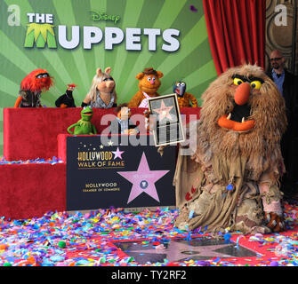 Muppets Animal, Pepe, Miss Piggy, Fozzie, Gonzo, (L-R, hinten) und Kermit, Walter und Sweetums besuchen Die unnachahmlichen Muppets Enthüllungsfeier ehrt die Muppets mit der 2,466 th Stern auf dem Hollywood des Ruhmes in Los Angeles am 20. März 2012 laufen. UPI/Jim Ruymen Stockfoto