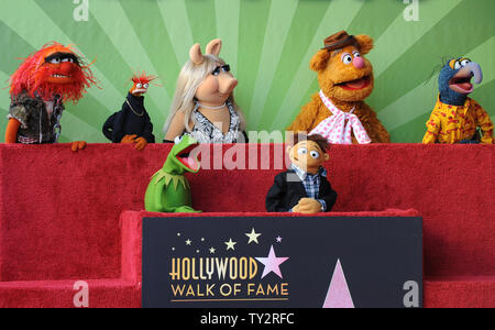 Muppets Animal, Pepe, Miss Piggy, Fozzie, Gonzo, (L-R, hinten) und Kermit und Walter (L-R), im Vordergrund) nehmen an der unnachahmlichen Muppets Enthüllungsfeier ehrt die Muppets mit der 2,466 th Stern auf dem Hollywood des Ruhmes in Los Angeles am 20. März 2012 laufen. UPI/Jim Ruymen Stockfoto