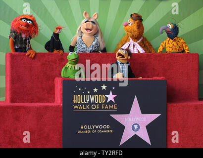 Muppets Animal, Pepe, Miss Piggy, Fozzie, Gonzo, (L-R, hinten) und Kermit und Walter (L-R), im Vordergrund) nehmen an der unnachahmlichen Muppets Enthüllungsfeier ehrt die Muppets mit der 2,466 th Stern auf dem Hollywood des Ruhmes in Los Angeles am 20. März 2012 laufen. UPI/Jim Ruymen Stockfoto