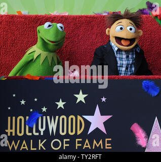 Kermit (L) und Walter an der unnachahmlichen Muppets Enthüllungsfeier ehrt die Muppets mit der 2,466 th Stern auf dem Hollywood des Ruhmes in Los Angeles am 20. März 2012 laufen. UPI/Jim Ruymen Stockfoto