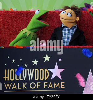 Kermit (L) und Walter an der unnachahmlichen Muppets Enthüllungsfeier ehrt die Muppets mit der 2,466 th Stern auf dem Hollywood des Ruhmes in Los Angeles am 20. März 2012 laufen. UPI/Jim Ruymen Stockfoto