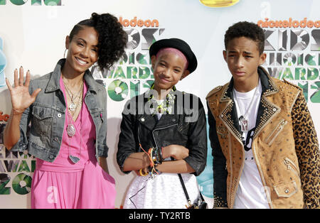 Schauspieler Jada Pinkett-Smith, Jaden Smith und Willow Smith kommt für die Nickelodeon Kids' Choice Awards auf der USC Galen Center in Los Angeles am 31. März 2012. UPI/Jonathan Alcorn Stockfoto